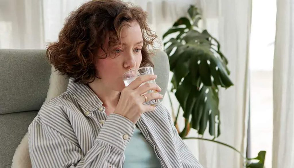 درمان سکسکه نوشیدن آب سرد