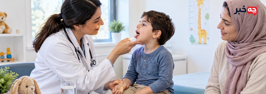 پزشک در حال بررسی وضعیت آب بدن کودک در حضور مادر
