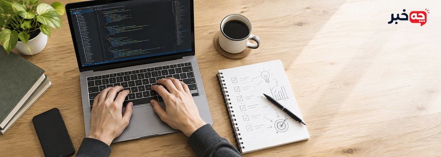 تمرین کدنویسی و دفتر برنامهریزی کنار لپتاپ