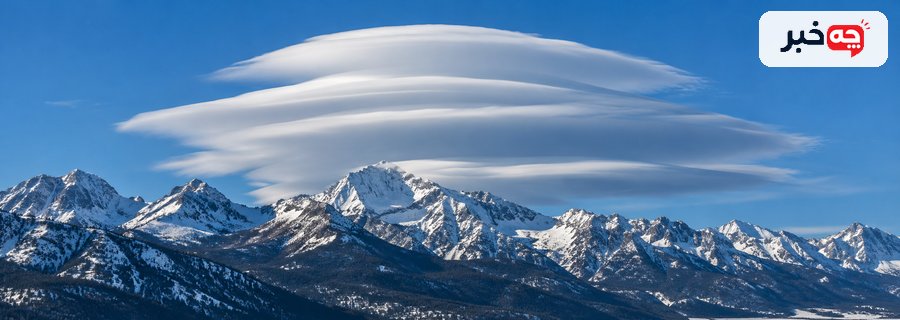 نمای نزدیک ابر عدسیشکل در آسمان صاف