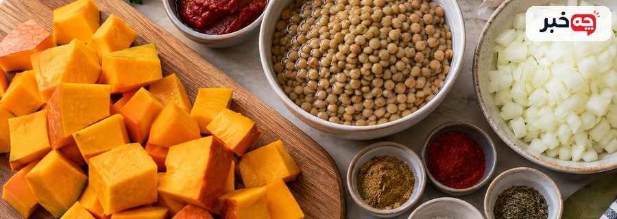 مواد اولیه خوراک کدوحلوایی و عدس روی میز آشپزخانه