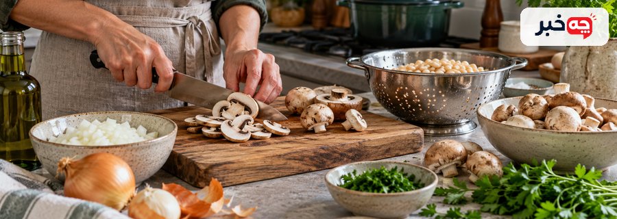 قارچ تازه و لوبیا سفید آماده پخت روی تخته آشپزی
